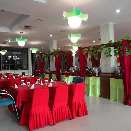 Oyo 742 Mona Plaza Hotel Pekanbaru Luaran gambar