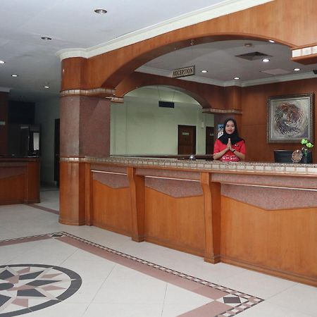 Oyo 742 Mona Plaza Hotel Pekanbaru Luaran gambar