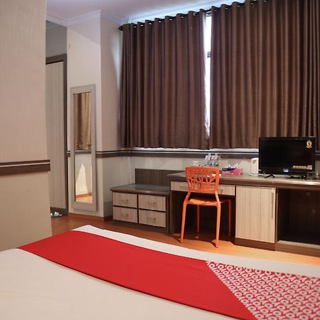 Oyo 742 Mona Plaza Hotel Pekanbaru Luaran gambar