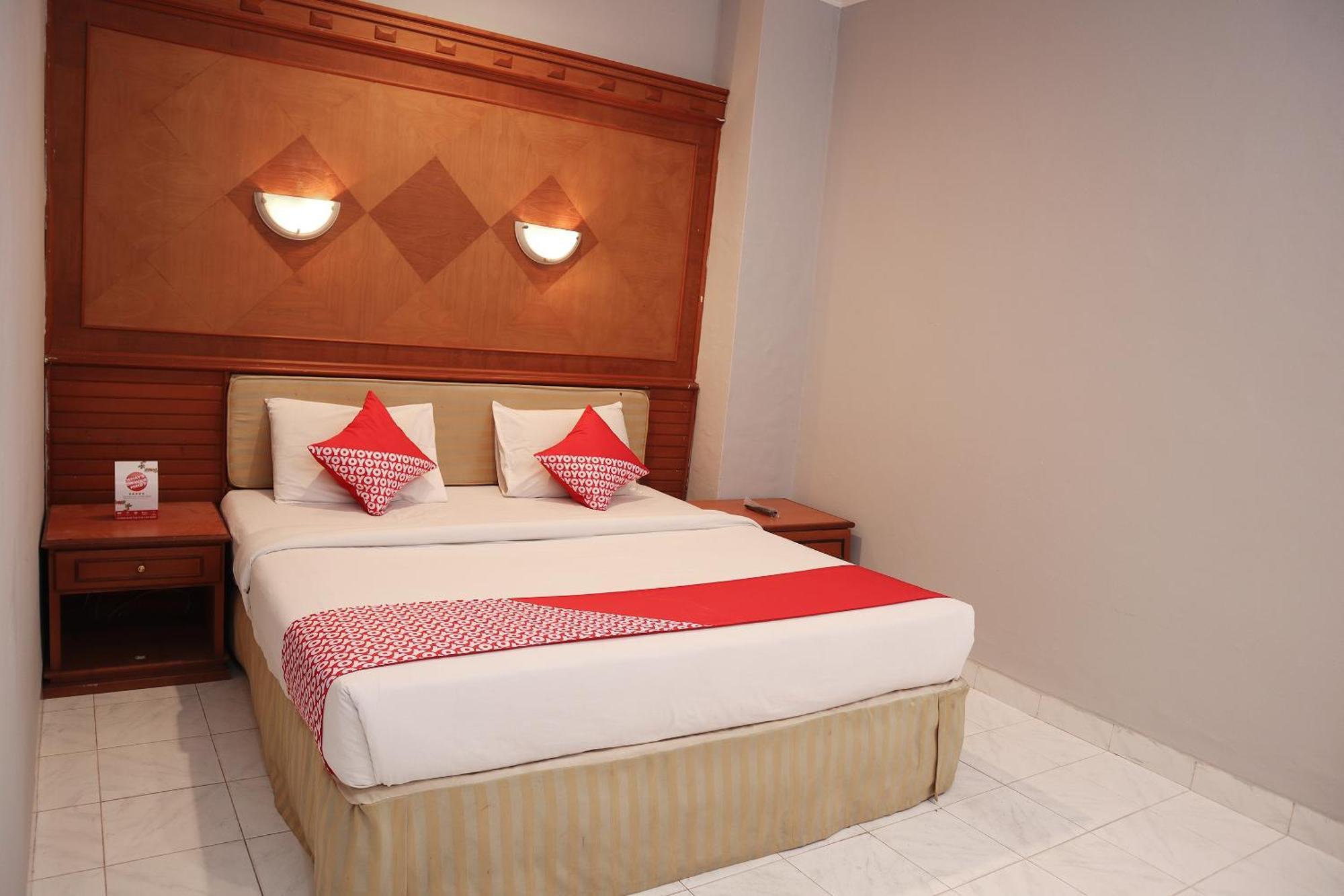Oyo 742 Mona Plaza Hotel Pekanbaru Luaran gambar