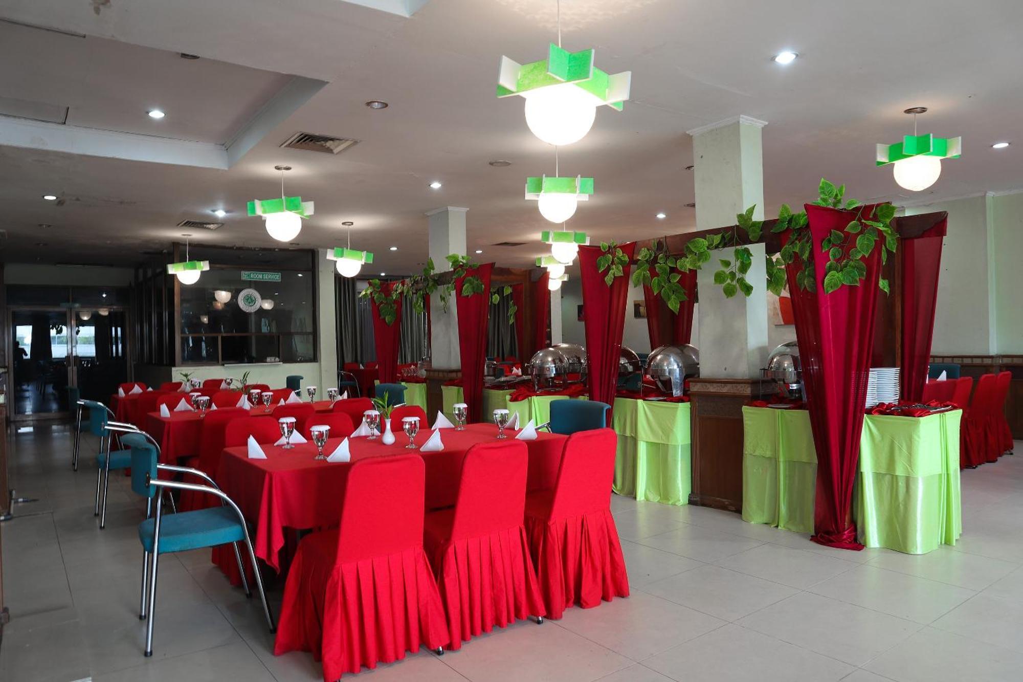 Oyo 742 Mona Plaza Hotel Pekanbaru Luaran gambar