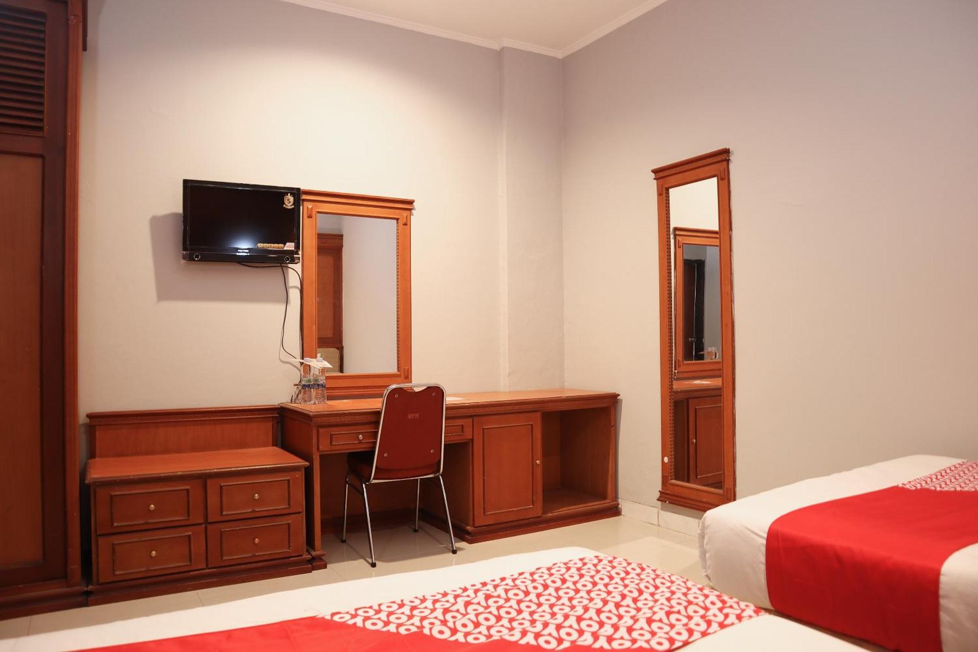 Oyo 742 Mona Plaza Hotel Pekanbaru Luaran gambar