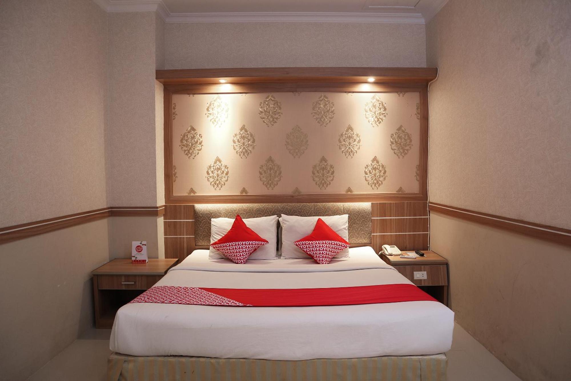 Oyo 742 Mona Plaza Hotel Pekanbaru Luaran gambar