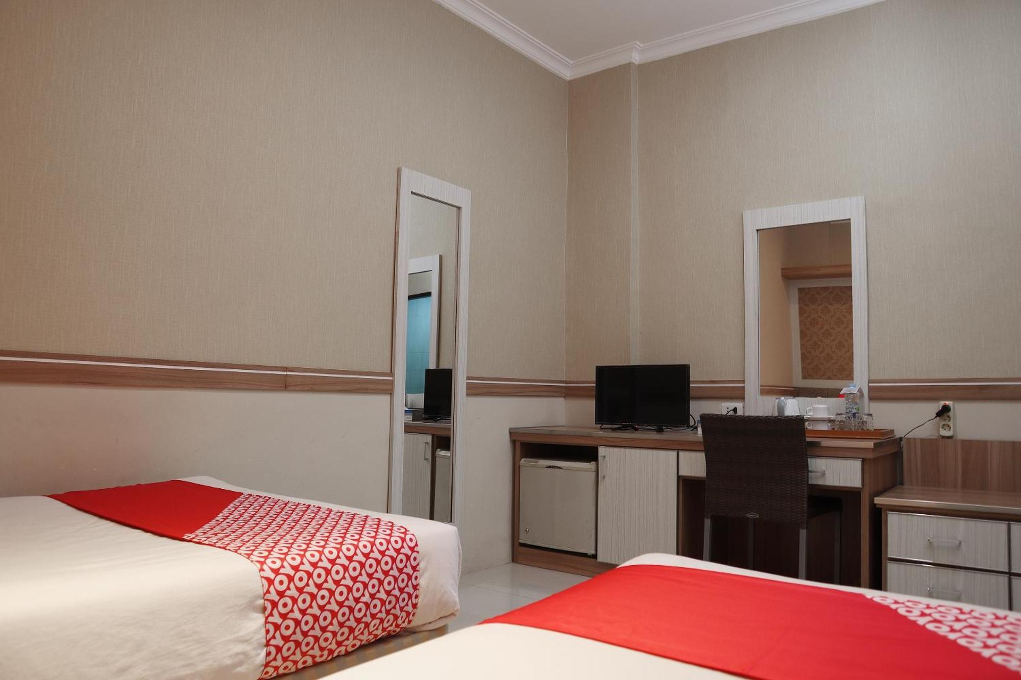 Oyo 742 Mona Plaza Hotel Pekanbaru Luaran gambar