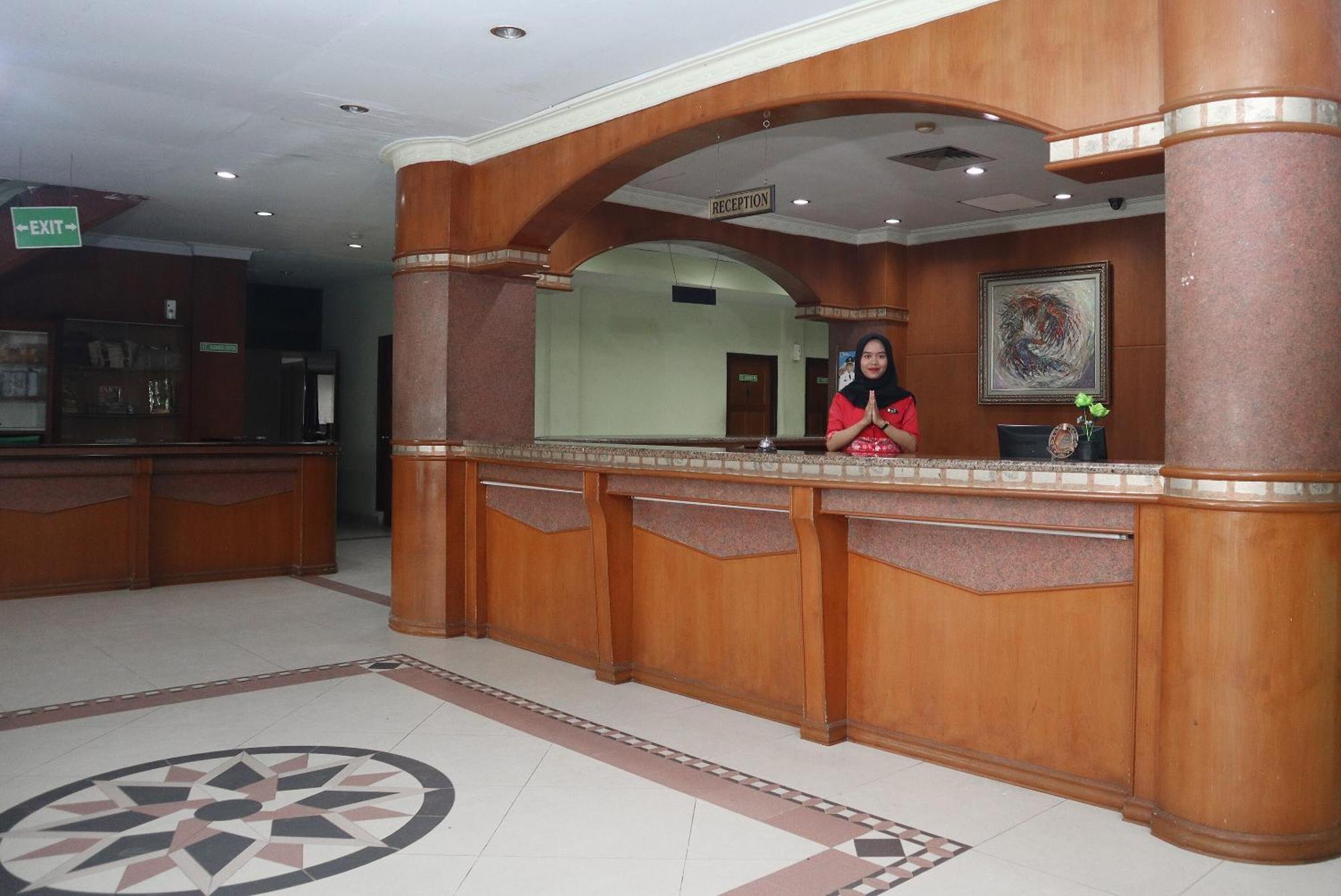 Oyo 742 Mona Plaza Hotel Pekanbaru Luaran gambar