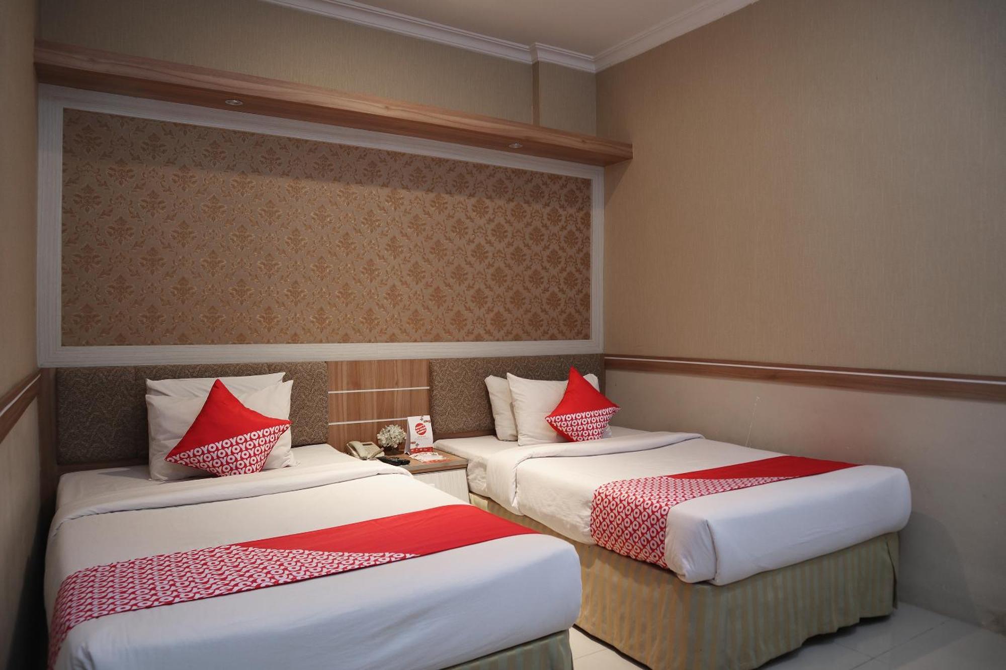 Oyo 742 Mona Plaza Hotel Pekanbaru Luaran gambar