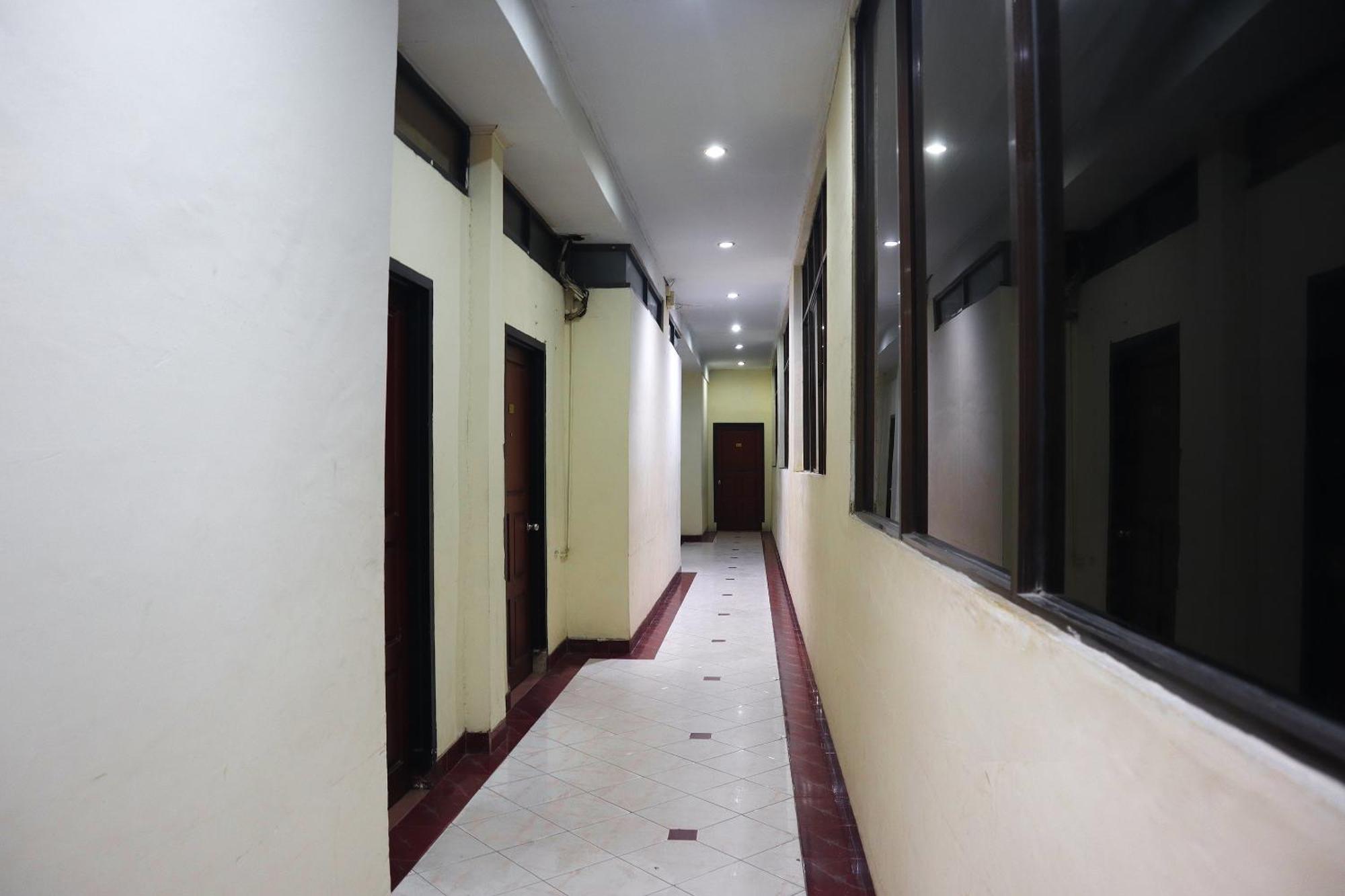Oyo 742 Mona Plaza Hotel Pekanbaru Luaran gambar