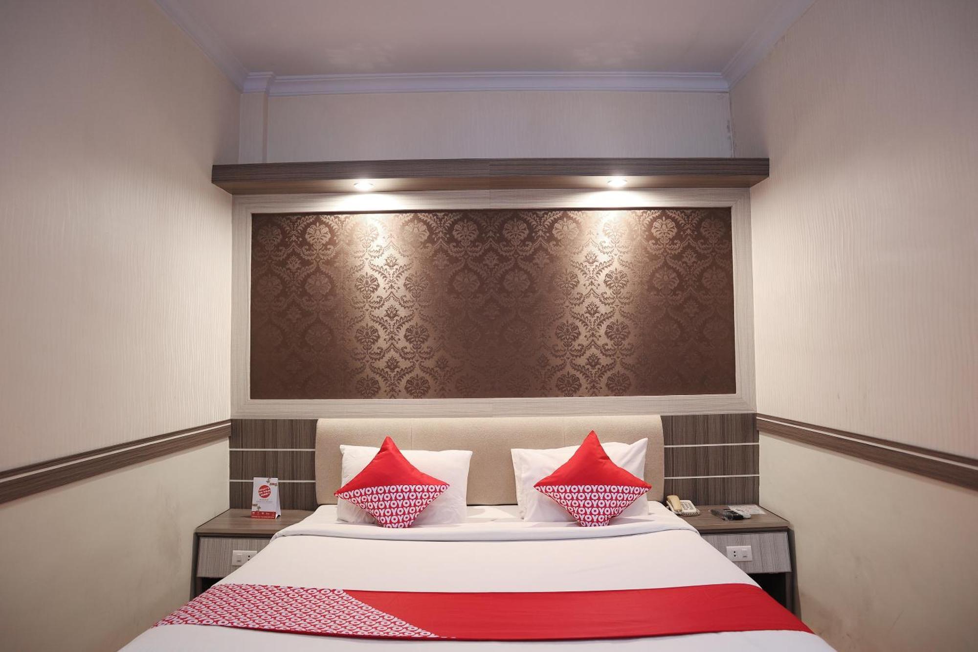 Oyo 742 Mona Plaza Hotel Pekanbaru Luaran gambar