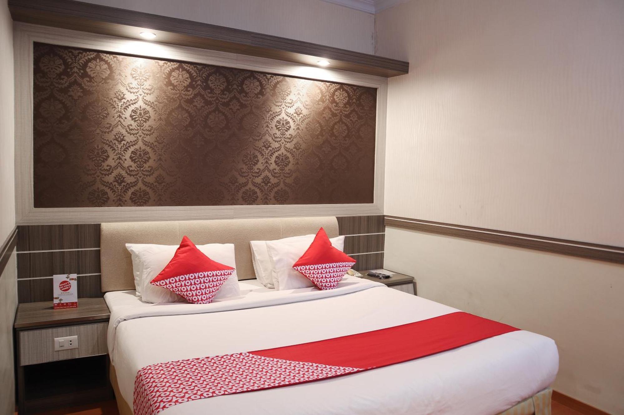 Oyo 742 Mona Plaza Hotel Pekanbaru Luaran gambar