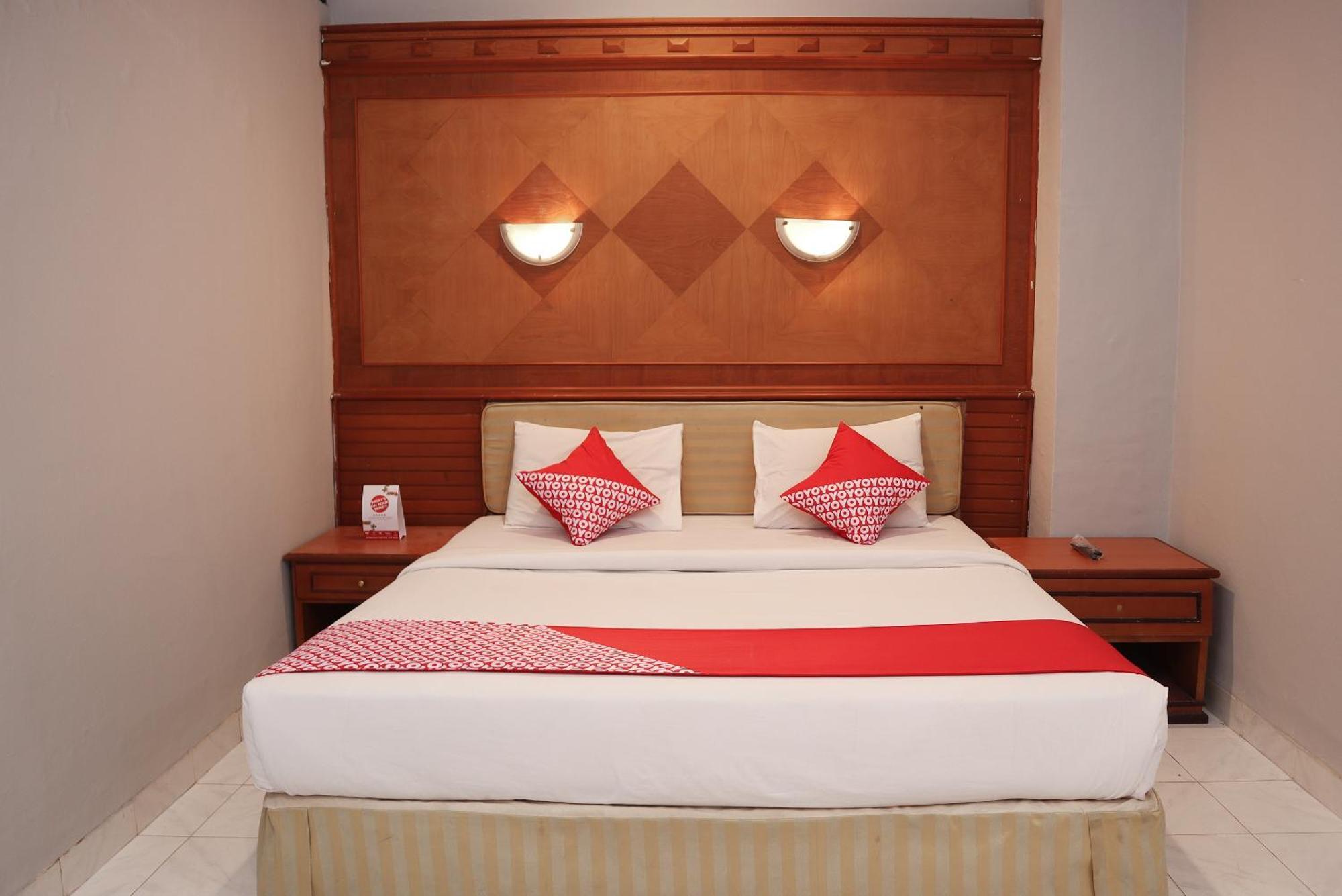 Oyo 742 Mona Plaza Hotel Pekanbaru Luaran gambar