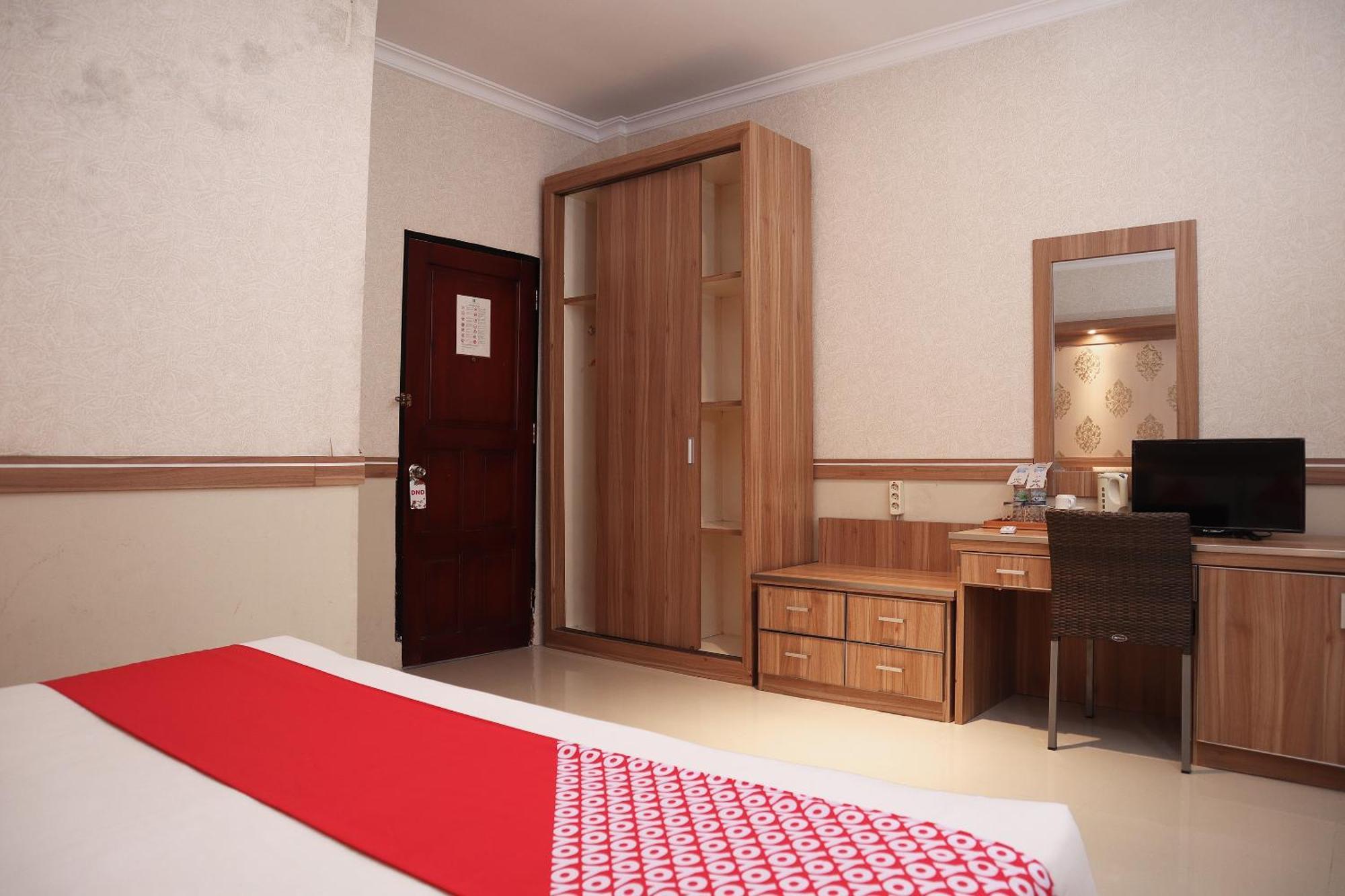 Oyo 742 Mona Plaza Hotel Pekanbaru Luaran gambar