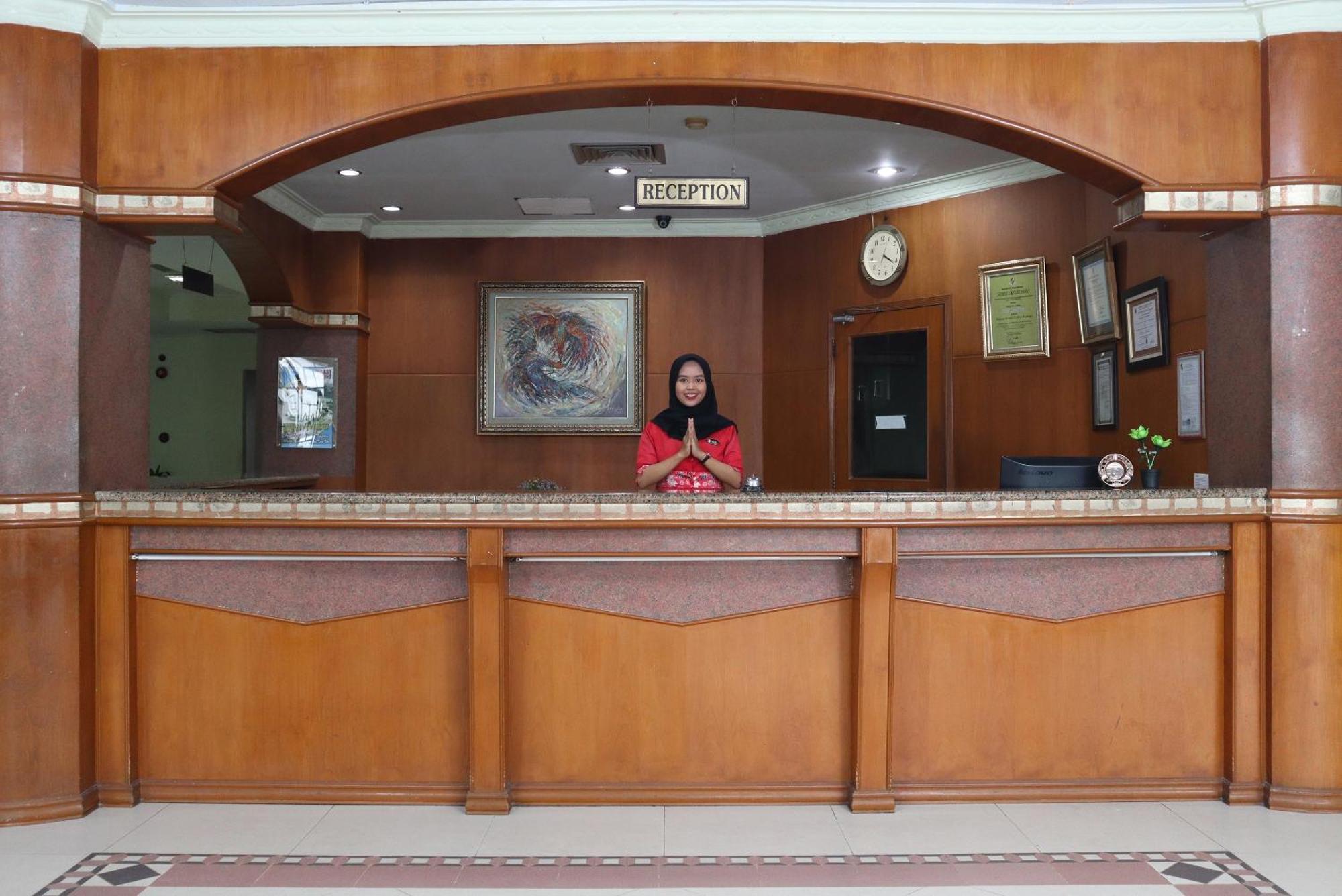 Oyo 742 Mona Plaza Hotel Pekanbaru Luaran gambar